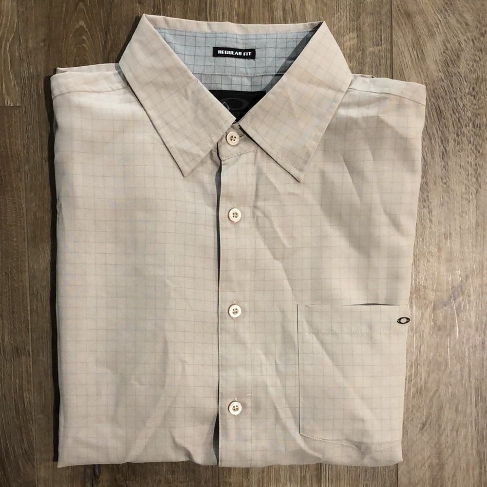 Like new! - OAkLEY Regular Fit Short Sleeved Button Down Shirt - Picture 6 of 8